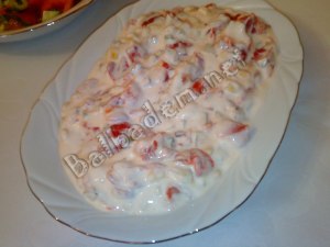 Yoğurtlu Közlenmiş Kırmızı Biber Salatası